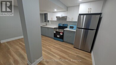 1074 Costigan Rd in Milton, ON - Building Photo - Building Photo