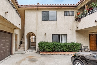 555 W. 20th St. in San Pedro, CA - Foto de edificio - Building Photo