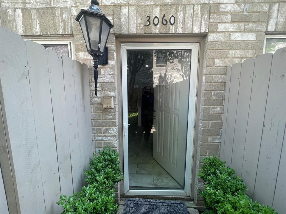 3060 Holly Hall St in Houston, TX - Building Photo