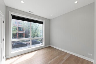 1050 W Cornelia Ave, Unit 403 in Chicago, IL - Building Photo - Building Photo