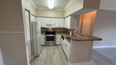 101 SW 117th Ave in Pembroke Pines, FL - Foto de edificio - Building Photo