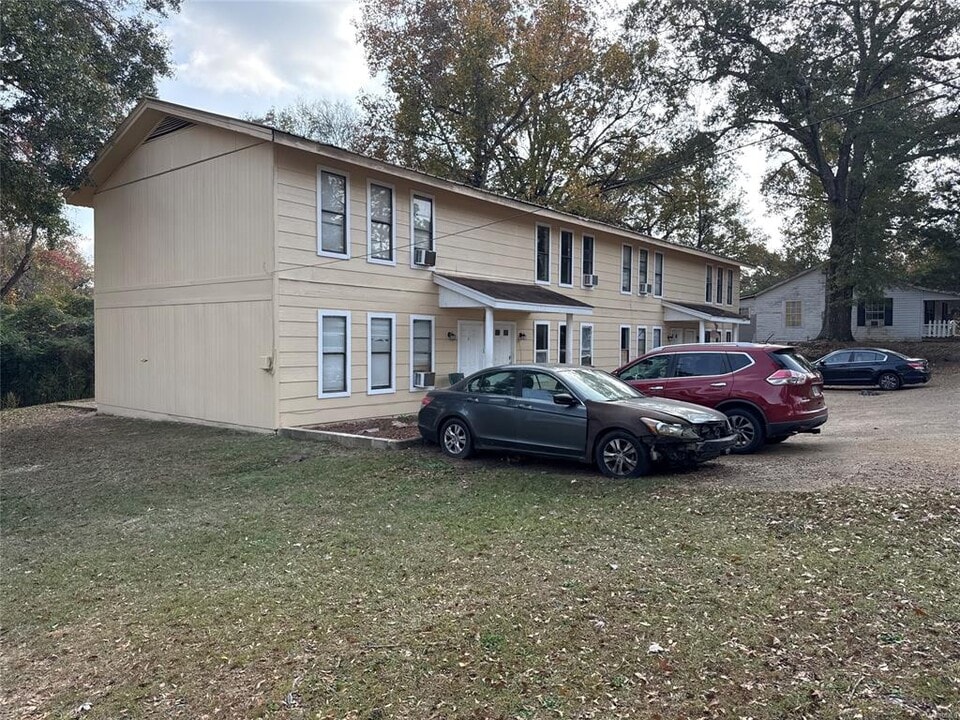 813 Azalea St in Tallassee, AL - Foto de edificio