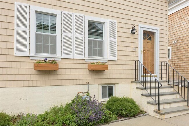 40 Holland St in Newport, RI - Building Photo - Building Photo