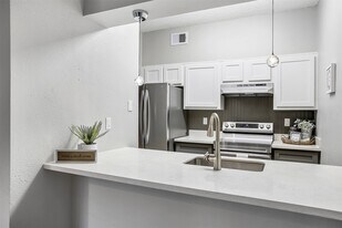 7065 N Holiday Dr in Galveston, TX - Building Photo