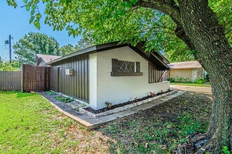 1018 McCallum Dr in Garland, TX - Foto de edificio - Building Photo