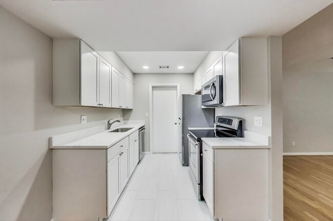 5700 Chapman Mill Dr in North Bethesda, MD - Building Photo - Building Photo