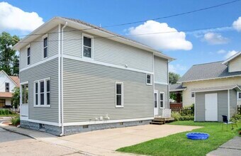 916 Zeeland Ct NE in Grand Rapids, MI - Foto de edificio - Building Photo