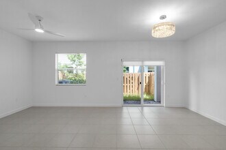 105 SW 184th Pl in Pembroke Pines, FL - Building Photo - Building Photo