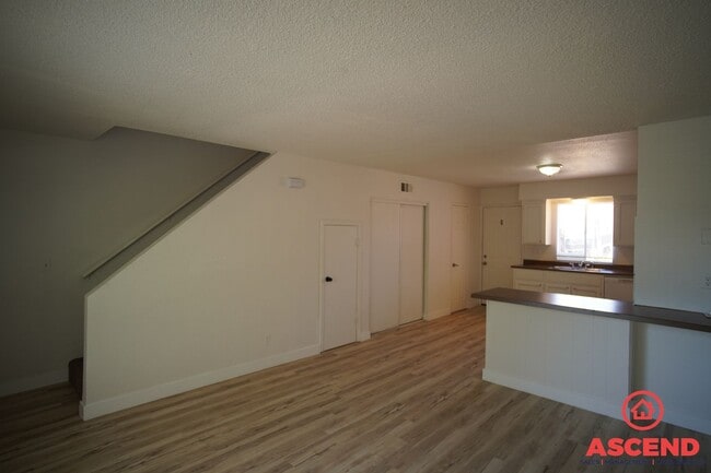 114 Hughes Ave in Bakersfield, CA - Foto de edificio - Building Photo