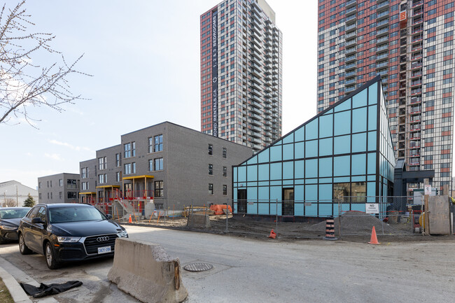 900 Lansdowne Av in Toronto, ON - Building Photo - Building Photo