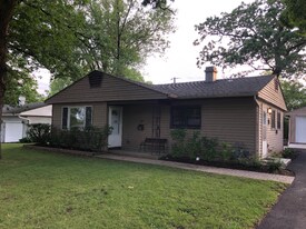 36 Sparrow Rd in Carpentersville, IL - Building Photo