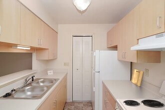 Wood Creek Apartments in Kenosha, WI - Building Photo - Building Photo