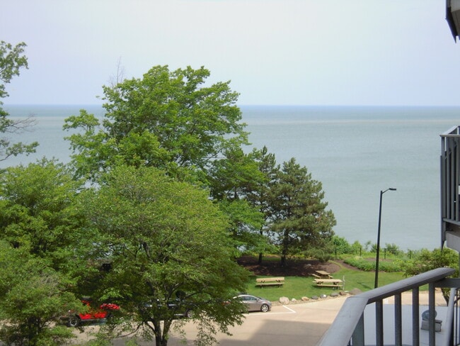 12900 Lake Ave, Unit 518 in Lakewood, OH - Building Photo - Building Photo