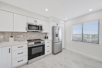 7290 Kinghurst Dr in Delray Beach, FL - Building Photo - Building Photo