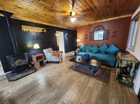 4450 WA-211 in Newport, WA - Building Photo