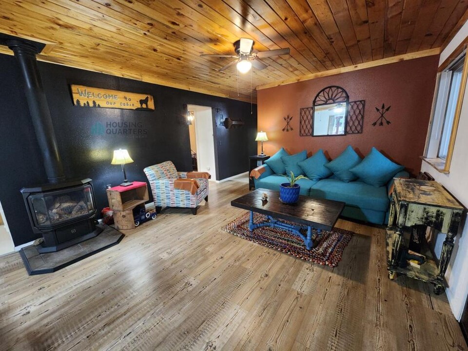 4450 WA-211 in Newport, WA - Building Photo