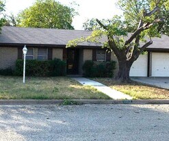 2022 S High St in Brady, TX - Building Photo