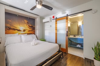 Swan Luxury Studio Apartments in Tallahassee, FL - Foto de edificio - Interior Photo