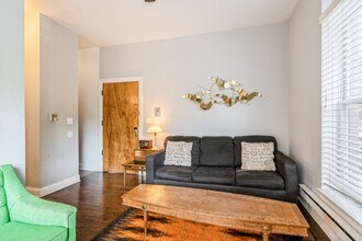213 W Wisconsin St in Chicago, IL - Building Photo - Building Photo