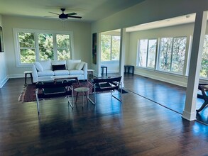 9750 NW Rosaria Ave in Portland, OR - Foto de edificio - Building Photo