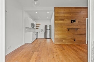 23034 Burbank Blvd in Los Angeles, CA - Building Photo - Building Photo