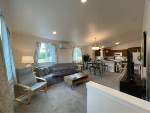 233 NW Cedar Ave, Unit A in Redmond, OR - Foto de edificio - Building Photo