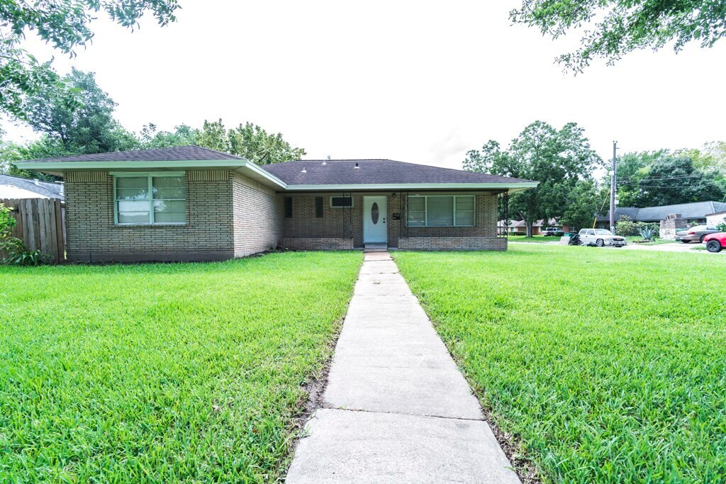 1510 Greenbriar Ave in Pasadena, TX - Building Photo