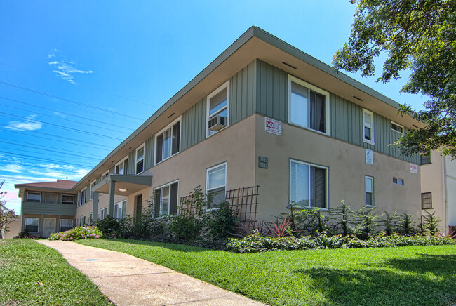 Carmona Apt LLC in Los Angeles, CA - Foto de edificio - Building Photo