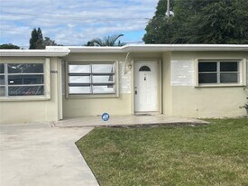 5805 Moseley St in Hollywood, FL - Building Photo