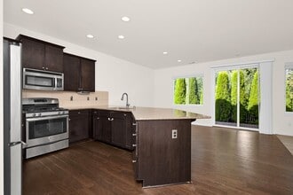 433 199th Pl SW in Lynnwood, WA - Foto de edificio - Building Photo