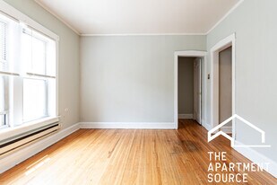 634 W Barry Ave, Unit 2N in Chicago, IL - Building Photo