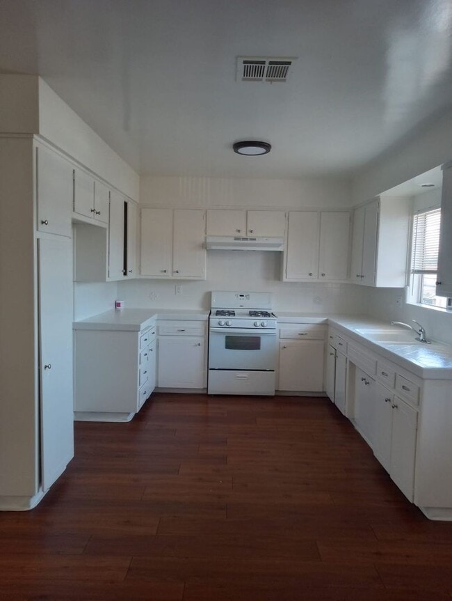 Warren St Family Village in Fontana, CA - Building Photo - Building Photo