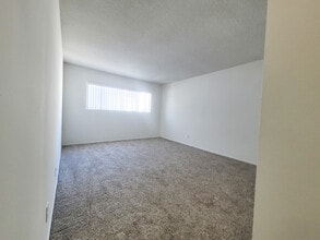 Eastborne III Apartments in Los Angeles, CA - Foto de edificio - Building Photo