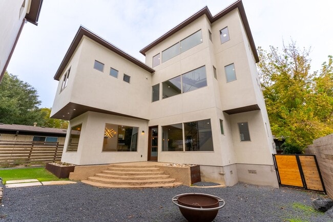 property at 716 Post Oak St