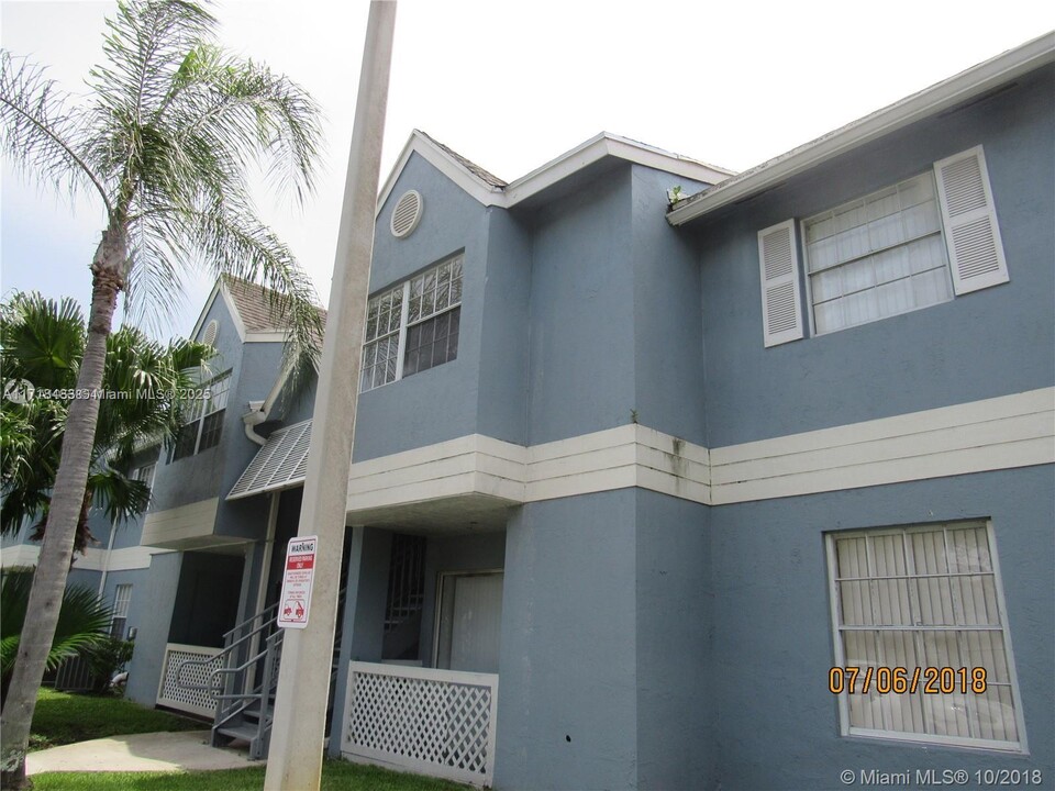 17580 NW 67th Pl in Hialeah, FL - Building Photo