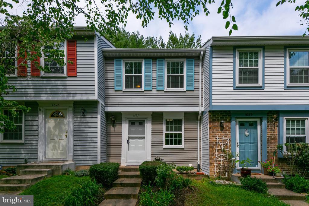 1627 Purple Sage Dr in Reston, VA - Building Photo