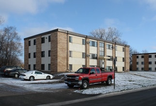 179 Charles St NE in Fridley, MN - Building Photo - Building Photo