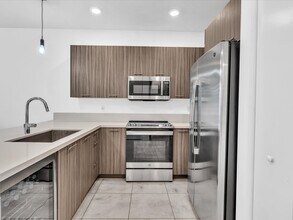 6410 NW 102nd Path, Unit 6410-302 in Doral, FL - Foto de edificio - Building Photo