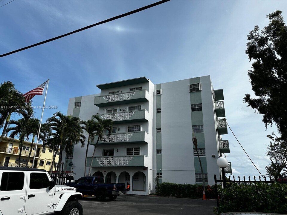 7825 NE Bayshore Ct in Miami, FL - Building Photo