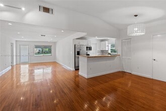 6043 SW 34th St in Miami, FL - Building Photo - Building Photo