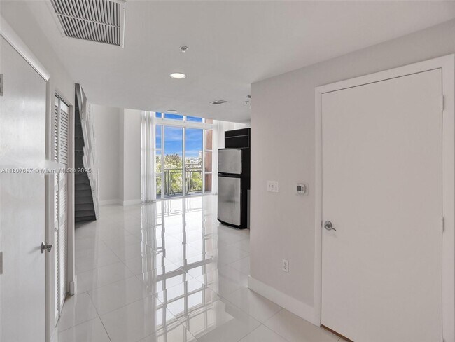 244 Biscayne Blvd, Unit # 439 in Miami, FL - Building Photo - Building Photo