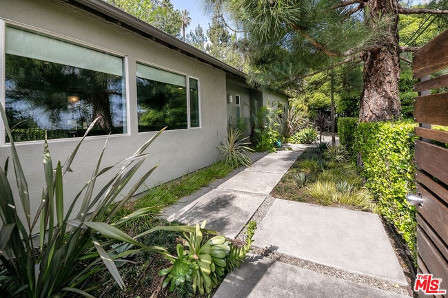 3362 Coy Dr in Los Angeles, CA - Building Photo - Building Photo