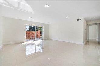 11605 NW 29th Ct, Unit 2d in Coral Springs, FL - Foto de edificio - Building Photo