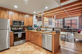 33 Sleeper St in Boston, MA - Building Photo - Building Photo