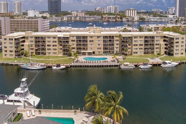 301 Golden Isles Dr in Hallandale Beach, FL - Foto de edificio - Building Photo