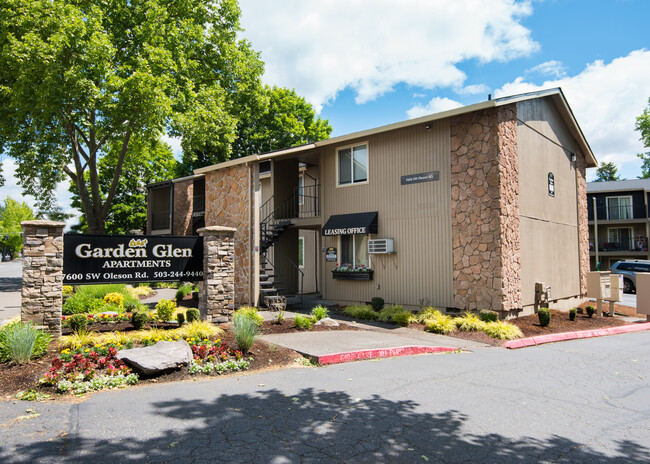 Cedar Lane and Garden Glen in Portland, OR - Foto de edificio - Building Photo