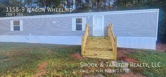 1158 Wagon Wheel Rd in Hickory, NC - Building Photo