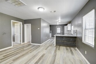 136 Dodge St in Clute, TX - Building Photo - Building Photo