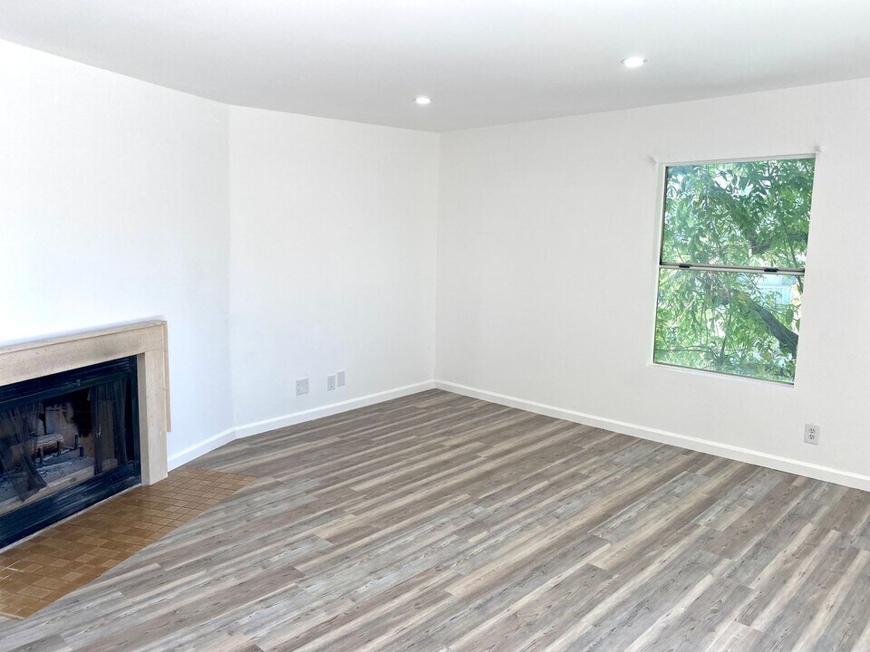 14914 Hamlin St in Los Angeles, CA - Building Photo