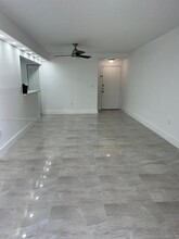 9405 Fontainebleau Blvd in Miami, FL - Building Photo - Building Photo